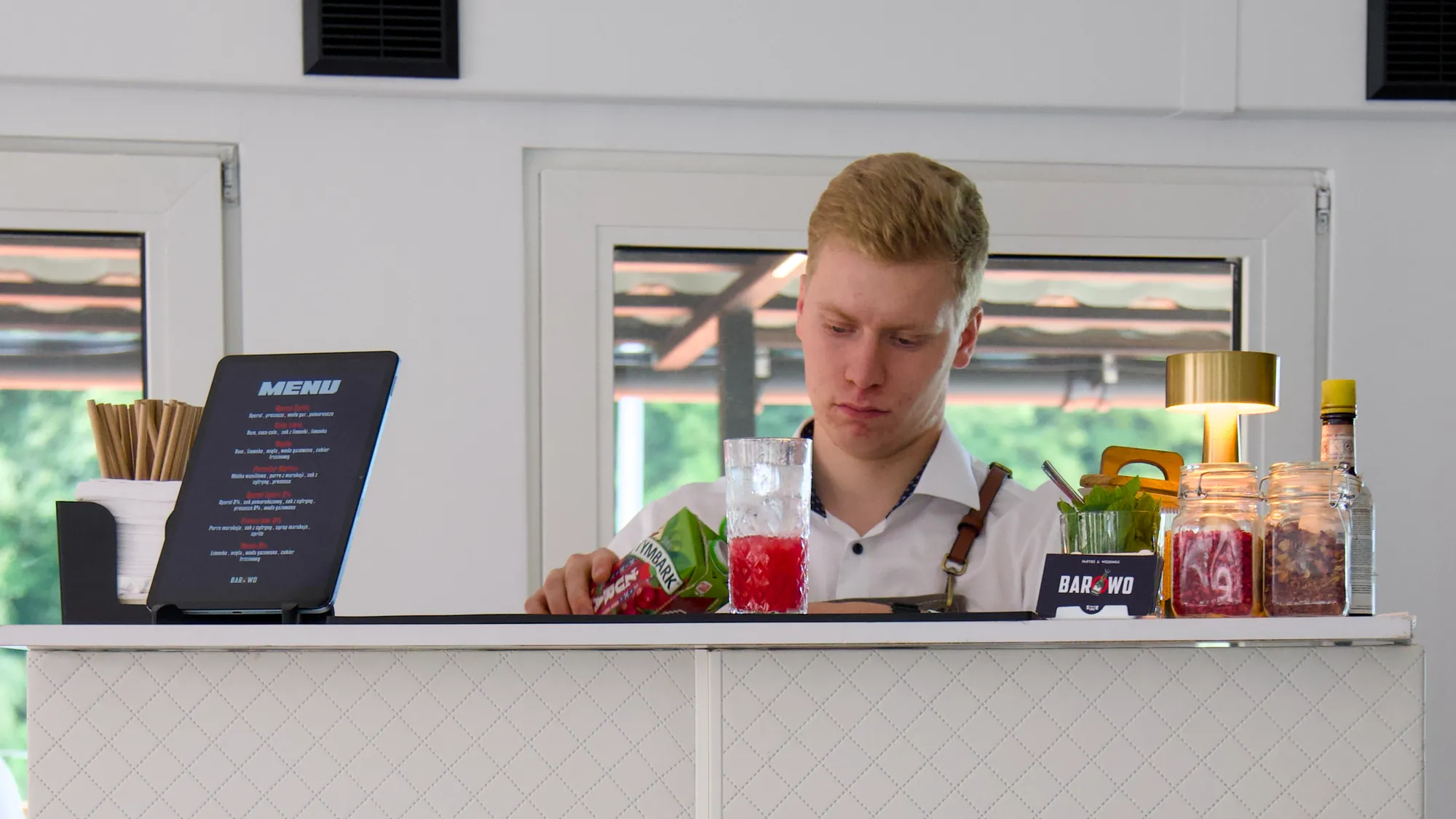 Barman BAROWO przygotowuje koktajle przy mobilnym barze